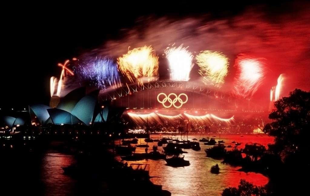 Fuegos artificiales durante ceremonia de clausura de los Juegos Olímpicos de Sydney 2000