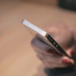 Persona teclea un iphone